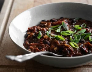 Bol de chili d'haricots noir avec garniture