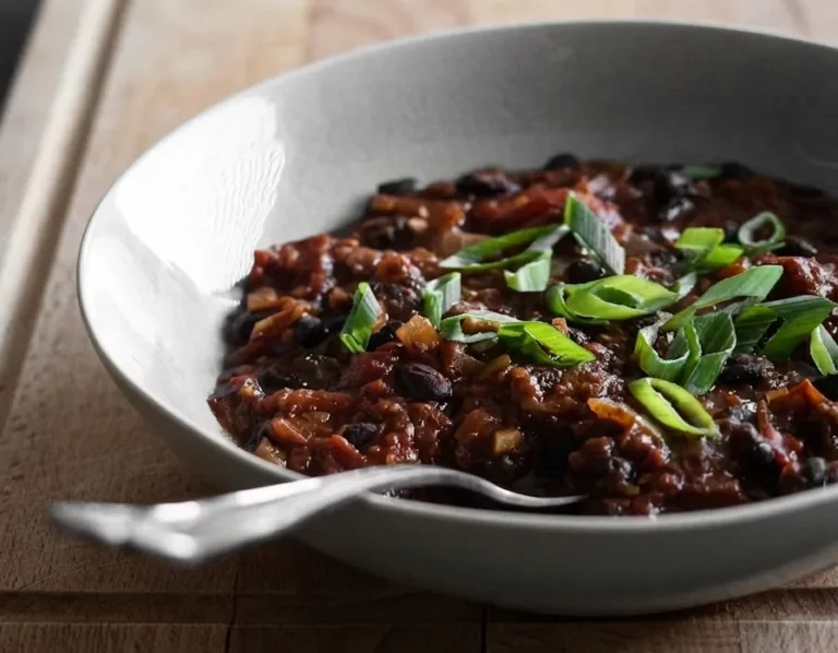 Bol de chili d'haricots noir avec garniture